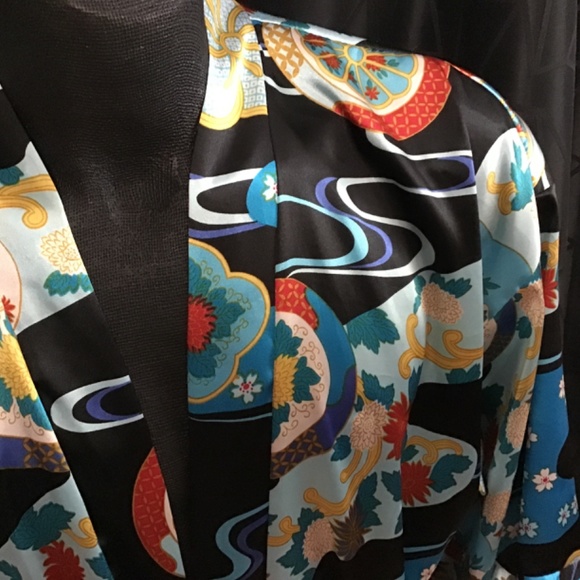 Frederick’s of Hollywood Short Kimono with pockets on sides - Picture 4 of 13